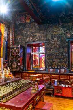 Tibet 'teki eski Budist tapınağının manzarası.