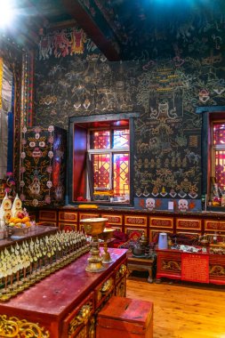 Tibet 'teki eski Budist tapınağının manzarası.