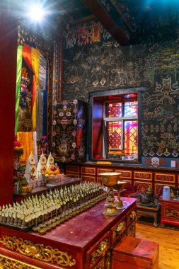 Tibet 'teki eski Budist tapınağının manzarası.