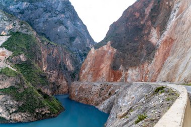 Çin 'deki Tibet' te Shuoyi nehri boyunca uzanan dağların manzarası.