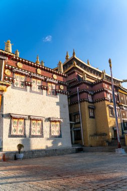 Çin 'deki Şangri-La' daki geleneksel Budist tapınağının inanılmaz manzarası.