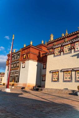 Çin 'deki Şangri-La' daki geleneksel Budist tapınağının inanılmaz manzarası.