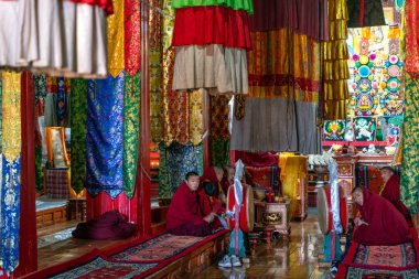 Sichuan / Çin-08.04.2020: Tibet 'teki antik eski Budist tapınağının manzarası