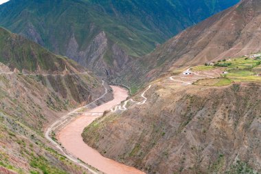 Tibet 'teki geleneksel uzak Tibet köyü ve aile evinin manzarası.