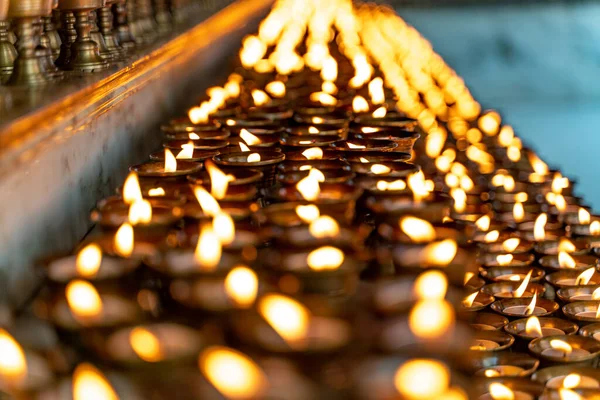 西藏拉隆嘎寺佛教寺庙内的烛光 — 图库照片