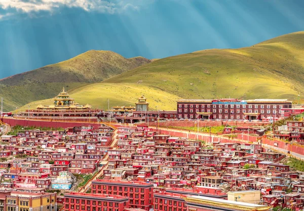 拉隆加尔的拉隆学院对西藏的看法 — 图库照片