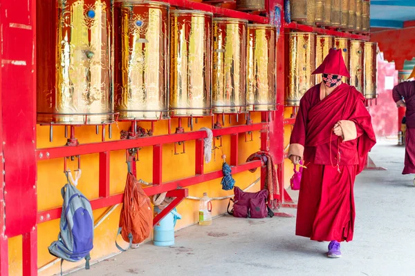 シャングリ ラのチベット仏教僧院の黄金の圧延祈りのドラム — ストック写真