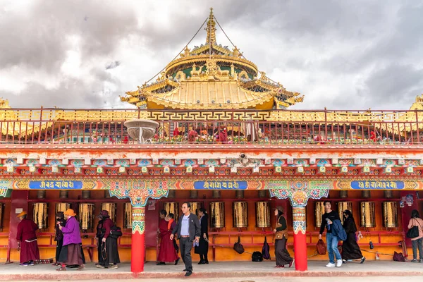 Sichuan China 2020 Χρυσά Κυλιόμενα Τύμπανα Προσευχής Στο Βουδιστικό Μοναστήρι — Φωτογραφία Αρχείου