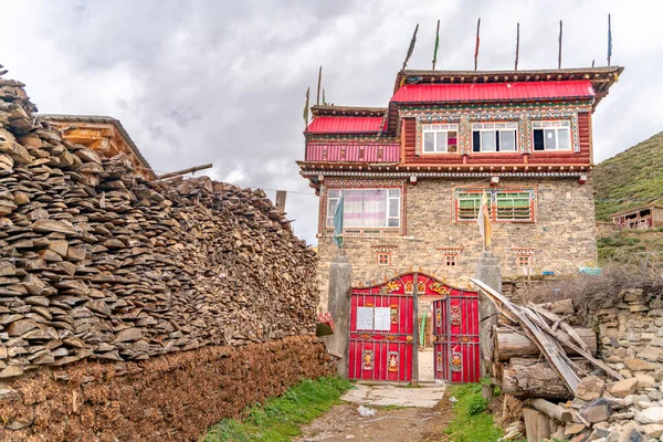 Der Blick Auf Das Traditionelle Alte Kleine Abgelegene Tibetische Dorf — Stockfoto