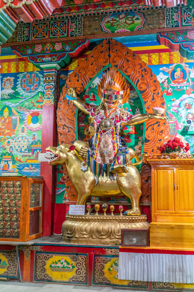 Вид внутри древнего буддийского храма на Тибет