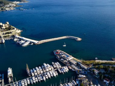 Türkiye 'deki Bodrum limanının insansız hava aracı ve antik Kalesi' nin muhteşem panoramik manzarası