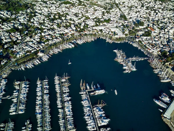 Türkiye 'deki Bodrum limanının insansız hava aracı ve antik Kalesi' nin muhteşem panoramik manzarası