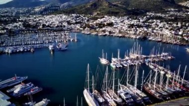 Türkiye 'deki Bodrum limanının insansız hava aracı ve antik Kalesi' nin muhteşem panoramik manzarası