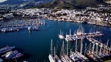 Türkiye 'deki Bodrum limanının insansız hava aracı ve antik Kalesi' nin muhteşem panoramik manzarası