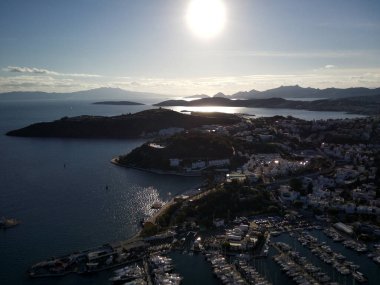 Türkiye 'deki Bodrum limanının insansız hava aracı ve antik Kalesi' nin muhteşem panoramik manzarası