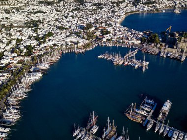 Türkiye 'deki Bodrum limanının insansız hava aracı ve antik Kalesi' nin muhteşem panoramik manzarası