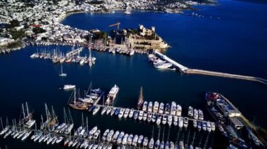 Türkiye 'deki Bodrum limanının insansız hava aracı ve antik Kalesi' nin muhteşem panoramik manzarası