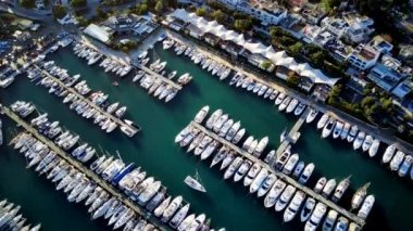 Türkiye 'deki Bodrum limanının insansız hava aracı ve antik Kalesi' nin muhteşem panoramik manzarası