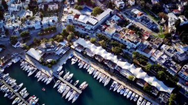 Türkiye 'deki Bodrum limanının insansız hava aracı ve antik Kalesi' nin muhteşem panoramik manzarası