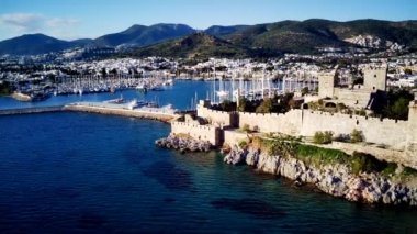 Türkiye 'deki Bodrum limanının insansız hava aracı ve antik Kalesi' nin muhteşem panoramik manzarası