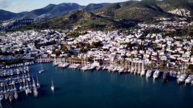 Türkiye 'deki Bodrum limanının insansız hava aracı ve antik Kalesi' nin muhteşem panoramik manzarası