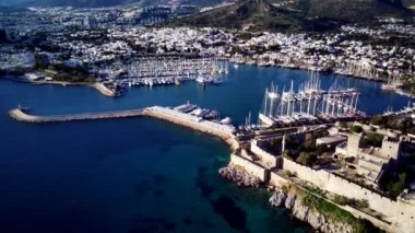 Türkiye 'deki Bodrum limanının insansız hava aracı ve antik Kalesi' nin muhteşem panoramik manzarası