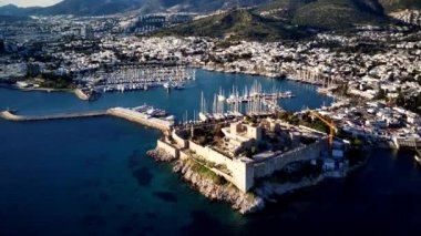 Türkiye 'deki Bodrum limanının insansız hava aracı ve antik Kalesi' nin muhteşem panoramik manzarası