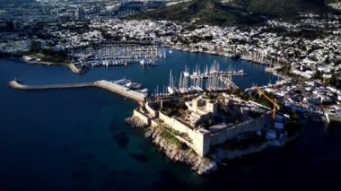 Türkiye 'deki Bodrum limanının insansız hava aracı ve antik Kalesi' nin muhteşem panoramik manzarası