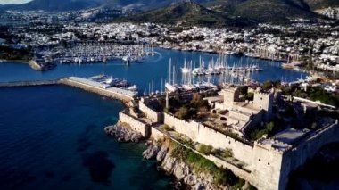Türkiye 'nin Mugla ilçesindeki Bodrum limanı ve antik Kalesi' nin güzel yatlarıyla dolu İHA 'dan inanılmaz panoramik manzara