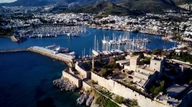 Türkiye 'nin Mugla ilçesindeki Bodrum limanı ve antik Kalesi' nin güzel yatlarıyla dolu İHA 'dan inanılmaz panoramik manzara