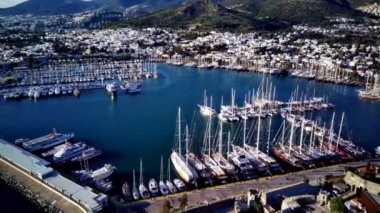 Türkiye 'nin Mugla ilçesindeki Bodrum limanı ve antik Kalesi' nin güzel yatlarıyla dolu İHA 'dan inanılmaz panoramik manzara