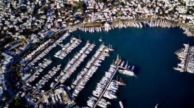 Türkiye 'nin Mugla ilçesindeki Bodrum limanı ve antik Kalesi' nin güzel yatlarıyla dolu İHA 'dan inanılmaz panoramik manzara