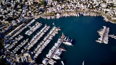Türkiye 'nin Mugla ilçesindeki Bodrum limanı ve antik Kalesi' nin güzel yatlarıyla dolu İHA 'dan inanılmaz panoramik manzara