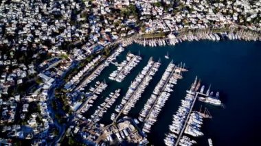 Türkiye 'nin Mugla ilçesindeki Bodrum limanı ve antik Kalesi' nin güzel yatlarıyla dolu İHA 'dan inanılmaz panoramik manzara
