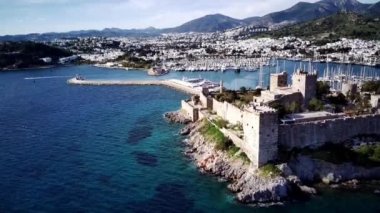 Türkiye 'nin Mugla ilçesindeki Bodrum limanı ve antik Kalesi' nin güzel yatlarıyla dolu İHA 'dan inanılmaz panoramik manzara