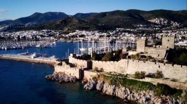 Türkiye 'nin Mugla ilçesindeki Bodrum limanı ve antik Kalesi' nin güzel yatlarıyla dolu İHA 'dan inanılmaz panoramik manzara