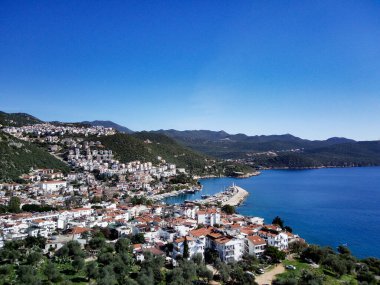 Türkiye 'nin Mugla ilinde Kas tatil beldesi ve kentin insansız hava aracı manzarası harika mavi ve berrak lagünü ve yatlarıyla