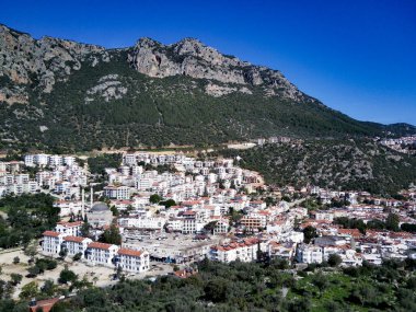 Türkiye 'nin Mugla ilinde Kas tatil beldesi ve kentin insansız hava aracı manzarası harika mavi ve berrak lagünü ve yatlarıyla