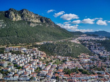 Türkiye 'nin Mugla ilinde Kas tatil beldesi ve kentin insansız hava aracı manzarası harika mavi ve berrak lagünü ve yatlarıyla