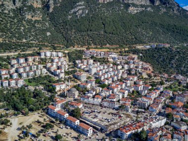 Türkiye 'nin Mugla ilinde Kas tatil beldesi ve kentin insansız hava aracı manzarası harika mavi ve berrak lagünü ve yatlarıyla