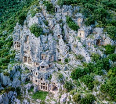 Antik Yunan kayalarının yüksek açılı insansız hava aracı görüntüsü Myra 'daki Lykian İmparatorluğu amfi tiyatro ve mezarlarını kesti (Demre, Türkiye)