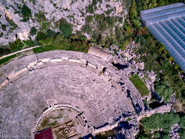 Antik Yunan kayalarının yüksek açılı insansız hava aracı görüntüsü Myra 'daki Lykian İmparatorluğu amfi tiyatro ve mezarlarını kesti (Demre, Türkiye)