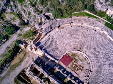 Antik Yunan kayalarının yüksek açılı insansız hava aracı görüntüsü Myra 'daki Lykian İmparatorluğu amfi tiyatro ve mezarlarını kesti (Demre, Türkiye)