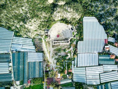 Antik Yunan kayalarının yüksek açılı insansız hava aracı görüntüsü Myra 'daki Lykian İmparatorluğu amfi tiyatro ve mezarlarını kesti (Demre, Türkiye)