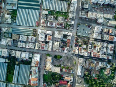 Türkiye 'nin Demre-Antalya ilçesindeki yeşil sera tarlalarının yüksek açılı insansız hava aracı görüntüsü