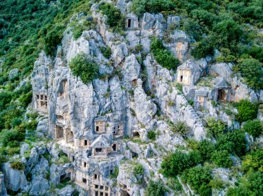 Antik Yunan kayalarının yüksek açılı insansız hava aracı görüntüsü Myra 'daki Lykian İmparatorluğu amfi tiyatro ve mezarlarını kesti (Demre, Türkiye)
