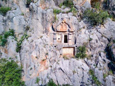 Antik Yunan kayalarının yüksek açılı insansız hava aracı görüntüsü Myra 'daki Lykian İmparatorluğu amfi tiyatro ve mezarlarını kesti (Demre, Türkiye)