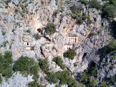 Antik Yunan kayalarının yüksek açılı insansız hava aracı görüntüsü Myra 'daki Lykian İmparatorluğu amfi tiyatro ve mezarlarını kesti (Demre, Türkiye)