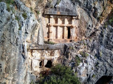 Antik Yunan kayalarının yüksek açılı insansız hava aracı görüntüsü Myra 'daki Lykian İmparatorluğu amfi tiyatro ve mezarlarını kesti (Demre, Türkiye)