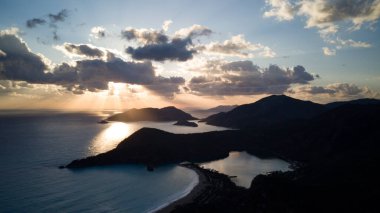 İzleme yollarının arasındaki doğal parkın yüksek açılı inanılmaz görüntüsü: Güney Türkiye 'de 